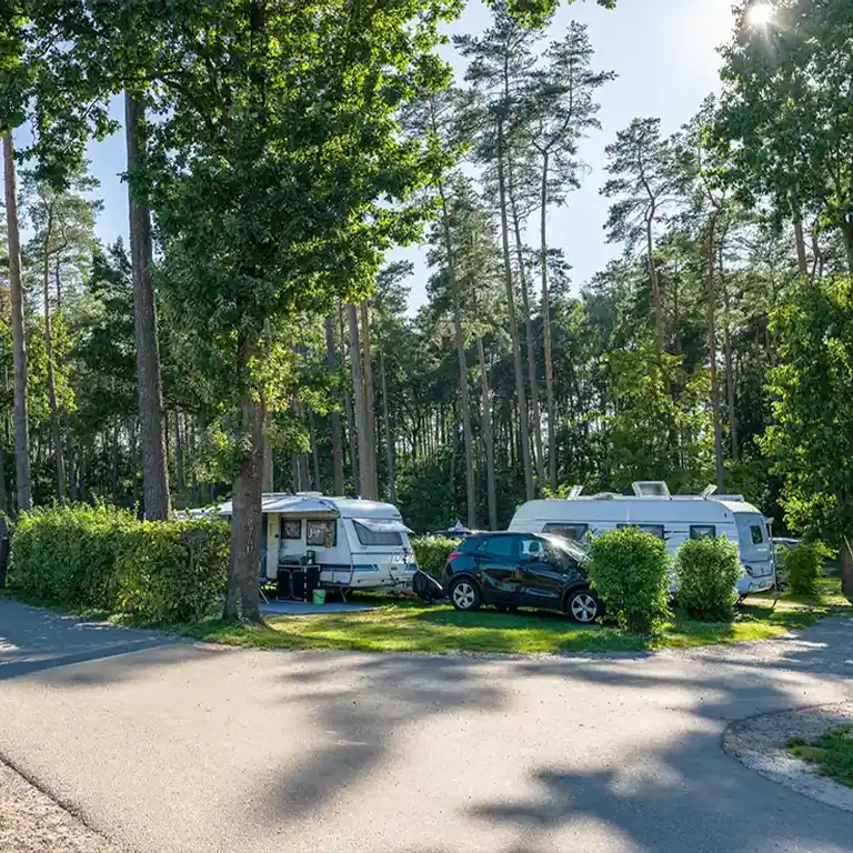Our camping areas in the Südsee-Camp Aerial view of Südsee-Camp in the Lüneburg Heath with large swimming lake, sandy beach, camper and motorhome pitches, surrounded by forest – family-friendly campsite with nature and leisure activities