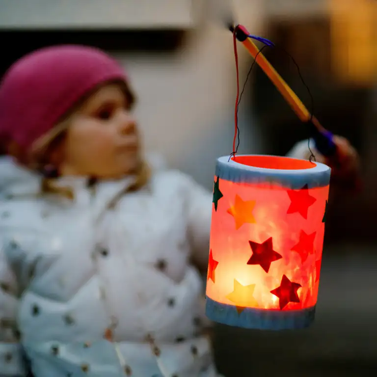 School reports break Lantern parade: Child with a paper lantern in its hand