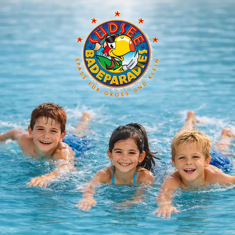 drei Kinder schwimmen auf den Betrachter zu. das Südsee-Badeparadies-Logo ist darüber zu sehen.