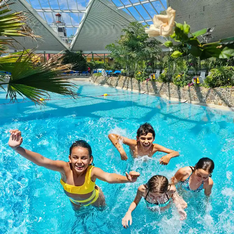 Kinder planschen im Südsee-Badeparadies