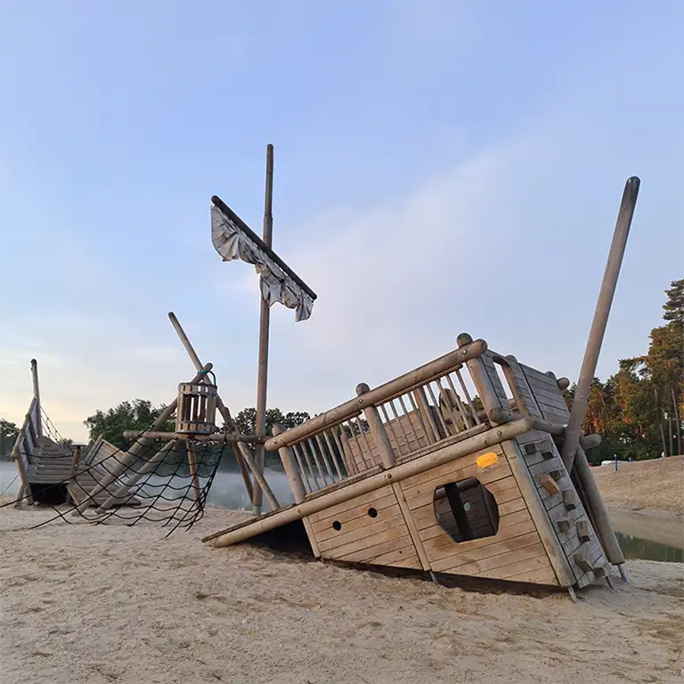 Mehr erfahren Schiffsspielplatz am Strand