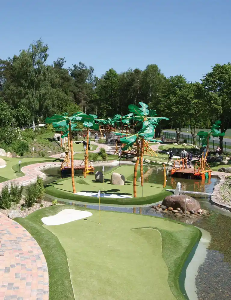 Abenteuer-Minigolfanlage im Dschungel-Stil mit Hindernissen und tropischer Gestaltung im Grünen