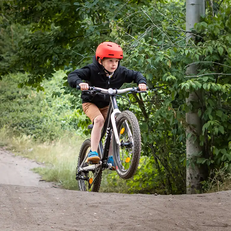 Mehr erfahren Junge auf einem Fahrrad