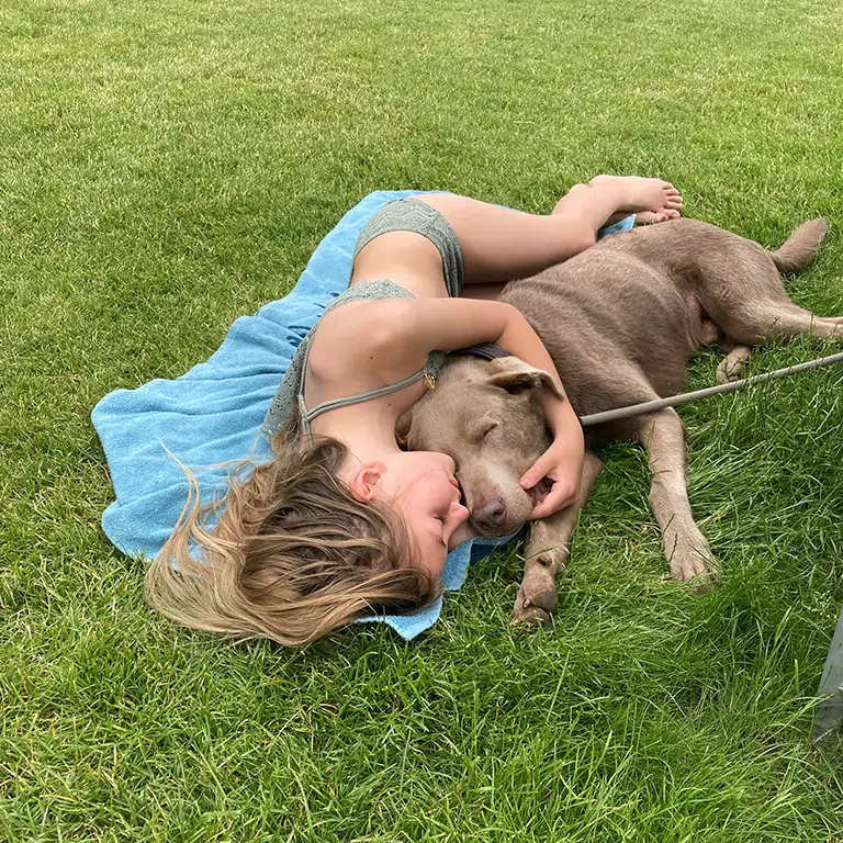 Mehr erfahren Mädchen kuschelt mit einem Hund