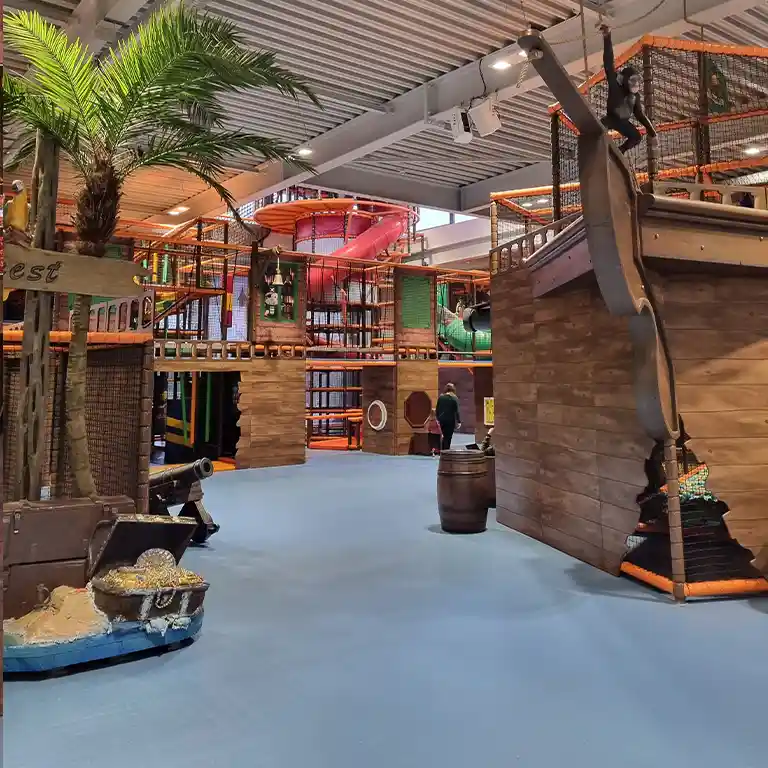The indoor playground “Piratennest” at Südsee-Camp invites children to climb and play. With climbing structures, slides, and a creative pirate-themed setting, it offers plenty of adventure for the whole family – even on rainy days.