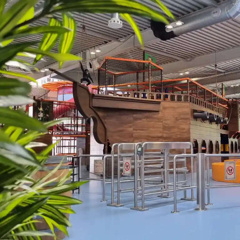 The indoor playground “Piratennest” at Südsee-Camp features a large pirate ship for climbing and play. The imaginative setting invites children to adventures and makes family holidays fun regardless of the weather.